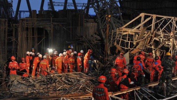 Redazione di Operai Contro, Sono 74 gli operai vittime del crollo di una piattaforma durante la costruzione della torre di raffreddamento di una centrale elettrica nella provincia cinese di Jiangxi.  I padroni cinesi hanno ucciso 74 operai per saziare la loro sete di profitti. In Cina gli operai vengono assassinati dai padroni come in Italia Un giovane operaio  