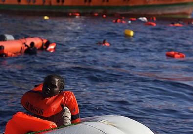 Redazione di Operai Contro, Nuovo naufragio al largo della Libia. Lo riferisce Medici Senza frontiere che ha soccorso e recuperato 27 migranti. “I 27 uomini – scrive in un tweet l’ong – ora sulla Argos erano su una barca con a bordo 130 persone. Loro sono gli unici sopravvissuti. Una tragedia inaccettabile”. Proprio ieri è stato diffuso il terzo Rapporto sulla protezione internazionale in Italia per il 2016 secondo il quale da gennaio alla fine di ottobre sono morti nel tentativo di raggiungere l’Europa 4.899 migranti, 3.654 dei quali nel Mediterraneo. Probabilmente la denuncia delle stragi non basta. O gli […]