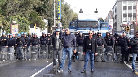 Redazione di Operai Contro, Renzi in Italia è come Trump negli USA. Dovunque arriva Renzi sono manganellate. Manganellate a Palermo, manganellate a Firenze. In Italia è proibito protestare contro Renzi. Almeno negli USA Trump è stato eletto. Renzi no. La polizia è sempre al servizio di Renzi. La popolazione di Napoli attende Matteo Renzi. Un’ attesa carica di tensione. Sono le 10,30, il premier non è ancora arrivato in città, e scattano attacchi della polizia in via Terracina e viale Kennedy. Le forze dell’ordine usano idranti e lacrimogeni per allontanare i manifestanti, che si stavano avvicinando all’ingresso della Mostra […]