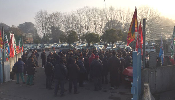 Redazione di Operai Contro, Seconda giornata di sciopero degli operai della Titan con presidio davanti ai cancelli. Lo sciopero è la risposta al padrone che ha interrotto la trattativa, per il contratto aziendale, che coinvolge i 318 operai metalmeccanici della Titan. Lo sciopero è promosso da tutte le sigle sindacali Fim/Cisl, Fiom/Cgil, Uilm/Uil, Usb, SiCobas. Nella giornata di oggi davanti ai cancelli ancora presidiati, si svolgeranno le assemblee, che determineranno nuove iniziative di lotta per la prossima settimana, Un operaio Titan