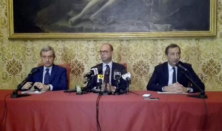 Redazione di Operai Contro, Alfano invierà a Milano altri 150 militari e fermerà l’arrivo dgli emigranti. Il pretesto sono le risse tra giovani figli di emigranti. La polizia e le forze armate hanno a disposizione in provincia di Milano 8041 uomini. Gli emigranti sono avvisati: chi non è “regolare” sarà deportato Io spero spesso che la polizia arresti gli imprenditori che trattano come schiavi gli operai Io spero spesso che la polizia arresti gli imprenditori truffatori Io spero spesso che la polizia arresti gli imprenditori che collaborano con le organizzazioni di delinquenti: mafia, ecc. La mia è destinata a […]