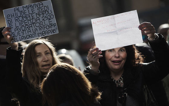 Redazione di operai Contro, stiamo lottando da mesi contro la CIG proposta dai sindacalisti Stiamo lottando da mesi contro i licenziamenti o la riduzione di salario proposta dall’azienda Il governo dell’affiliato alla banda Renzi, i sindacalisti venduti hanno deciso di fotterci L’intesa sulla proposta del governo è stata raggiunta tra il ministro allo sviluppo economico Carlo Calenda, la vice ministro Teresa Bellanova, e i sindacati nazionali di categoria di Cgil, Cisl e Uil. Prevede il congelamento dei licenziamenti per tre mesi, la mobilità volontaria, la cassa integrazione a rotazione, il blocco degli scatti di anzianità  Nel frattempo entro marzo […]