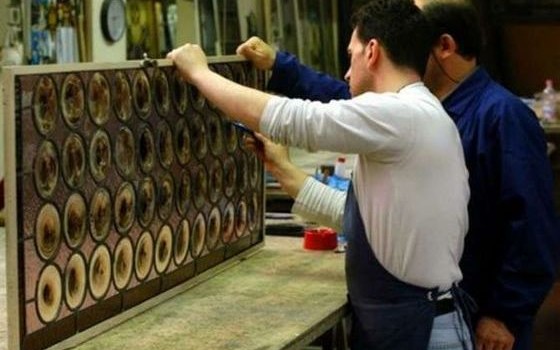 Redazione di Operai Contro, le aziende non spendono un euro per la formazione dei giovani. Le aziende sono tutte impegnate a fare i tirocini. In un anno gli stage o apprendistato sono aumentati di 100.000 unità. i tirocini sono un nuovo caso Voucher. Il giovane assunto per il tirocinio non è altro che un operaio solo0 che viene pagato interamente con il denaro pubblico dfi garanzia giovani. In pratica il padrone assume temporaneamente i giovani che vengono pagati dallo stato Un tirocinante da rassegna.it In un anno gli stage sono aumentati di 100.000 unità. Talvolta si tratta di lavoro […]