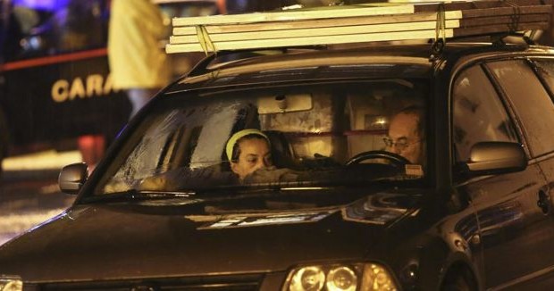 Redazione di Operai Contro, Renzi continua il suo show: “I soldi ci sono”, “ricostruiremo Tutto”, a Natale i container, “tra sette mesi le casette in legno”, ” nel terremoto di ottobre nessun morto”. Soltanto nelle Marche sono più di diecimila sfollati che continuano a dormire in macchina.  Moltissime anche in Umbria, con la piazza di Cascia trasformata in un’enorme parcheggio per i camper. Non vogliono abbandonare il paese, la casa, molti hanno paura di lasciare la propria attività. Nelle Marche e in Umbria ci sono oltre 200 nuove «zone rosse» che vanno a sommarsi a quelle di Lazio e Abruzzo.  […]