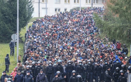 Caro Operai Contro, i governi europei non si preoccupano di come dare un tetto e un accoglienza agli oltre 10 mila profughi che con il proibitivo incalzante inverno, sono intrappolati lungo la rotta balcanica. I governi europei sperano che muoiano di freddo, di stenti e di fame? Così darebbero la colpa alla cattiveria del gelido inverno! Sta di fatto che la preoccupazione più grossa del governo sloveno, (ma anche se non confessata dagli altri paesi), è il timore che Erdogan capo del governo in Turchia, rinneghi l’accordo con l’Europa, accordo ricordiamolo di chiudere le frontiere per trattenere i migranti. […]