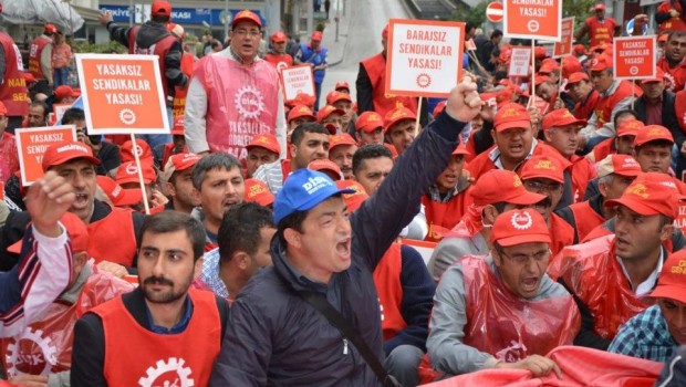 Intervista a Eyup Ozer, segretario internazionale del Birlesik Metal-Is  (  Sindacato unitario dei metalmeccanici), una delle organizzazioni che fanno parte della confederazione sindacale di sinistra Disk La scorsa settimana importanti politici del partito di sinistra Hdp sono stati arrestati, la Turchia di Recep Tayyip Erdogan sembra essere sulla strada di una dittatura. Come reagiscono i sindacati turchi a questo sviluppo? In Turchia ci sono tre diverse confederazioni sindacali: Türk-Is, Hak-Is e la confederazione dei sindacati progressisti, Disk. Türk-Is e Hak-Is sono estremamente filo-governativi e si comportano in modo molto conforme. Usano una retorica nazionalista, anche per tenere insieme la […]