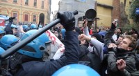 Redazione di Operai Contro, a Bologna i professori di Renzi sono in piena azione. I professori della Buona Scuola sono i poliziotti in tenuta antisommossa. Agli studenti che protestano ammorbidiscono la testa con le manganellate. Niente di diverso dalla repressione delle proteste studentesche del 68.  Anzi no. Questa volta il partito che invia i mangalletori è il Pd, Ci hanno scocciato con la polemica tra Direzione Pd e sinistra. Possono andare al demonio sono tutti dei reazionari. Sono i reazionari del 2016 Uno studente.   Dal Fattoquotidiano Quarta giornata di scontri in appena una settimana in piena zona universitaria […]