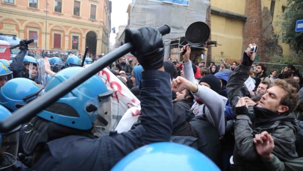 Redazione di Operai Contro, a Bologna i professori di Renzi sono in piena azione. I professori della Buona Scuola sono i poliziotti in tenuta antisommossa. Agli studenti che protestano ammorbidiscono la testa con le manganellate. Niente di diverso dalla repressione delle proteste studentesche del 68.  Anzi no. Questa volta il partito che invia i mangalletori è il Pd, Ci hanno scocciato con la polemica tra Direzione Pd e sinistra. Possono andare al demonio sono tutti dei reazionari. Sono i reazionari del 2016 Uno studente.   Dal Fattoquotidiano Quarta giornata di scontri in appena una settimana in piena zona universitaria […]