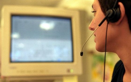 da rassegna.it L’azienda Convergys Italia, dei call center parte dell’omonimo gruppo multinazionale, ha comunicato a fine ottobre l’intenzione di chiudere la sede di Cernusco sul Naviglio, in provincia di Milano per concentrare tutta la sua attività sulla sede di Cagliari. Convergys ha proposto ai lavoratori il trasferimento del posto di lavoro, motivandolo esplicitamente con la ricerca dei vantaggi che una regione con un così alto tasso di disoccupazione, come la Sardegna, offrirà all’azienda. Secondo la Slc Cgil Milano, questa decisione “decreta, di fatto, la perdita del posto di lavoro per la quasi totalità dei 221 dipendenti di Cernusco, essendo […]