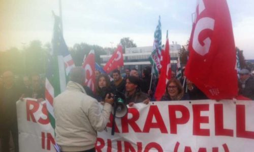 Caro Operai Contro, “ sindacato pronto alla battaglia”. Lo ribadisce anche la cronaca della “Prealpina”. Una bella premessa per opporsi ai 98 licenziamenti su 136 dipendenti, annunciati dalla Carapelli di Inveruno (Va), insieme alla volontà di smantellare l’intero reparto. L’azienda ha aperto la procedura dei 75 giorni per la mobilità. C’è anche il rischio che dal 1° gennaio 2017, scatti il licenziamento in tronco, con i nuovi ammortizzatori sociali affiancati al Jobs act. Dopo 10 giorni dal suo annuncio, la “battaglia” del sindacato non si vede ancora. L’unica azione fatta finora è stata la manifestazione dal sindaco Sara Bettinelli, […]