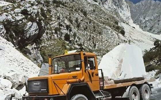 Redazione di Operai Contro, schiacciato da un lastrone di circa due tonnellate di marmo. È morto così un operaio cavatore di 46 anni. L’assassinio è avvenuto oggi a Carrara, in località Torano. Secondo le prime ricostruzioni, l’operaio  aveva appena finito il taglio di un blocco di marmo e stava togliendo le impalcature sistemate attorno al blocco stesso, quando il pesante lastrone si è spezzato, travolgendolo. I primi a dare l’allarme sono stati i compagni di lavoro, ma per la vittima, il cui corpo non è stato ancora recuperato, non c’era più niente da fare. Al solito i sindacalisti, parlano della necessità di […]