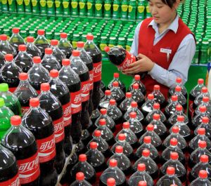 Caro Operai Contro, taglio dei salari, esuberi, salari non pagati. Per questi tre motivi si moltiplicano gli scioperi degli operai cinesi, dipendenti dei due colossi Coca Cola e Sony. Complessivamente nel solo 2015 gli scioperi in tutta la Cina sono stati 2774, secondo i dati di China Labour Bulletin, gruppo di Hong Kong a difesa dei diritti sul lavoro in Cina. Lo sciopero più lungo degli ultimi tempi risale al 2014, migliaia di operai manifestarono di fronte ai cancelli della Yue Yuen, una grande fabbrica che produce scarpe per numerosi brand famosi, come Nike, Adidas e Timberland: a scatenare […]