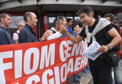 Redazione di Operai Contro, Quasi tutti i giornali riportano che il contratto nazionale dei metalmeccanici si è chiuso con un aumento di 92 euro nella busta. 92 euro in tre anni non sono tanti. Non riesco a capire se l’aumento di 92 euro lo danno subito. Mi accorgo che non è così. Per i 12 mesi del 2016 i padroni daranno solo un una-tantum di 80 euro e la daranno a marzo 2’017. C’è qualcosa che non va. Se l’aumento è di 92 euro al mese èer 14 mesi fa 1288 euroi. Cazzo i padroni ci fregano in partenza […]