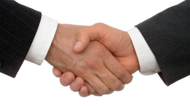 da L’ Eco di Bergamo I consumi non ripartono e il settore del commercio continua a soffrire: per questa ragione ieri da Roma è arrivato l’annuncio che Confcommercio Imprese per l’Italia ha concordato con Filcams-Cgil, Fisascat-Cisl e Uiltucs-Uil di sospendere l’erogazione della tranche di aumento prevista per il mese di novembre dal contratto nazionale rinnovato a marzo dell’anno scorso. L’accordo prevedeva un aumento complessivo di 80 euro spalmato su cinque aumenti da 16 euro ciascuno: l’intesa siglata mercoledì 26 ottobre prevede il congelamento del quarto aumento previsto a novembre e un nuovo incontro fra le parti a dicembre per […]