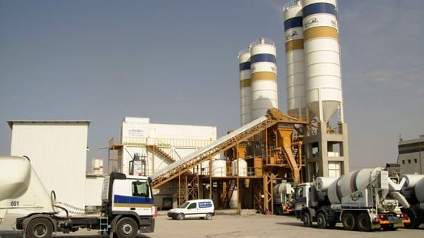 Caro Operai Contro, presidio permanente contro la chiusura della fabbrica e il licenziamento di tutti i 26 operai. La Fiom condivide l’iniziativa ma non chiama alla mobilitazione altri operai, altre fabbriche, non chiama alla solidarietà. Il suo appello è circonstanziato “a tutti i soggetti istituzionali interessati”. Una storia purtroppo già vista tante volte in altre fabbriche. Bisogna farla finita con questo tipo di sindacalismo (che ovviamente non riguarda solo la Fiom). È tempo di ripristinare un sindacalismo di classe. Non basta denunciare il sindacalismo compromesso con il padrone. Non basta formare nuovi sindacati. Dobbiamo impegnarci direttamente per il sindacalismo […]