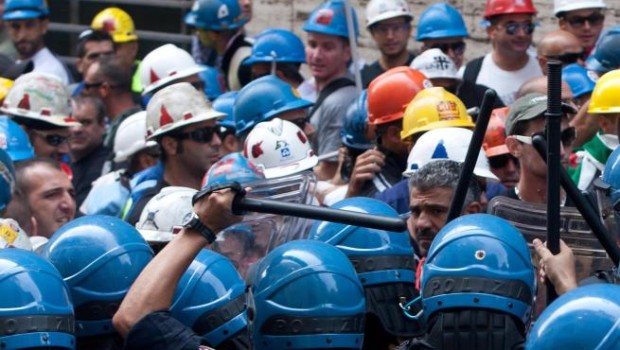 Redazione di Operai Contro, la democrazia elettorale della borghesia è fallita. La democrazia borghese è la forma che la dittatura dei padroni si era data dopo la seconda guerra mondiale. Era il tentativo dei padroni di coinvolgere gli operai nel sostegno alla dittatura dei padroni. La crisi economica ha fatto fallire la forma democratica della dittatura dei padroni. La dittatura dei padroni si fondava sulla forma elettorale. Eppure mai come in questo periodo la borghesia spinge a far votare. I padroni devono dimostrare che lasciano la scelta al voto. Ormai partecipano alle elezioni meno del 50% di quelli che […]