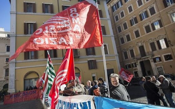 Redazione di Operai Contro, ci risiamo con i licenziamenti di operai Ericsson. Potrebbero arrivare da un momento all’altro le lettere di licenziamento per oltre 300 operai Ericsson. Negli ultimi dieci anni a seguito di altre 13 procedure simili in Ericsson, in tutta Italia, ci sono stati 1800 licenziamenti Al solito i sindacalisti per la 13 volta vogliono un tavolo per una gestione soffice dei licenziamenti. Un operaio Ericsson di Napoli  