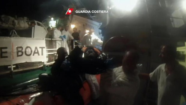 ANSA Almeno 239 persone risultano disperse dopo il naufragio di due barconi al largo delle coste libiche. Lo riferisce in un tweet Carlotta Sami, portavoce dell’agenzia delle Nazioni Unite per i rifugiati (Unhcr). La notizia, scrive la portavoce, è stata confermata da due sopravvissuti che ora si trovano a Lampedusa. In nottata 29 sopravvissuti sono giunti nell’isola delle Pelagie, due di loro sono stati trasferiti in elisoccorso a palermo perché in gravi condizioni. Ieri le squadre di soccorso avevano anche recuperato 12 cadaveri.  dal fatto quotidiano E’ salita a 240 la stima del numero dei dispersi dei due naufragi […]