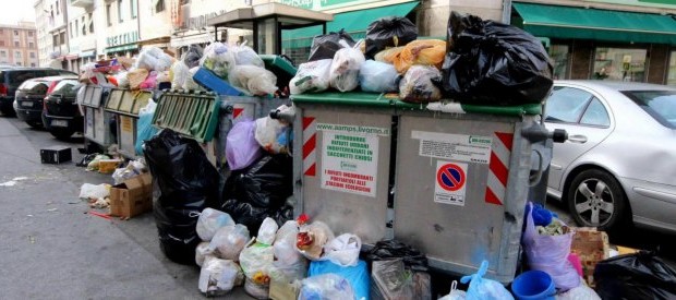 dal fatto quotidiano Neanche sette mesi fa, interpellato da ilfattoquotidiano.it in merito alla ragnatela di conflitti d’interesse che si annida dietro alla  gestione del costosissimo ciclo dei rifiuti nelle province di Arezzo, Siena e Grosseto, ne aveva negato l’esistenza sventolando anzi l’uso regole chiare e rispettate e sostenendo che “qui c’è una gara, c’è un capitolato, ci sono regole ben precise, il ruolo è netto”. Oggi si trova ai domiciliari dopo che l’operazione Clean City è stata portata a termine dal comando provinciale della Guardia di Finanza di Firenze su ordine della Procura del capoluogo toscano. Così l’ingegner Andrea Corti, […]