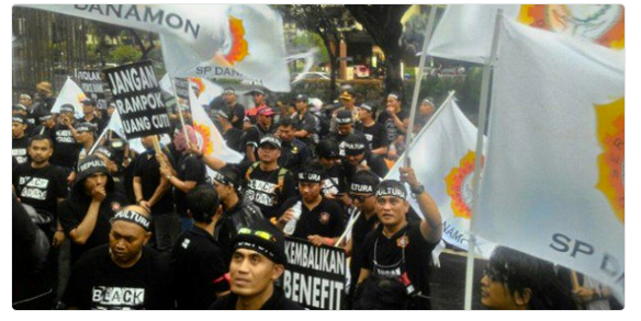 Redazione di Operai contro, in tutto il mondo si sviluppa la lotta degli operai.  In Indonesia, il 31 ottobre, gli operai hanno organizzato una manifestazione a livello nazionale nel paese. Gli operai sono entrati nell’ufficio  dell’oil a giacarta.ed hanno fatto le loro richieste. Qui ci sono le richieste degli operai: No, no, no, no, no, no, no. Nessuna politica di manodopera a basso costo! E ‘ un salario minimo nazionale! No, ai licenziamenti! La lotta degi operai e del lavoro dell’unione degi operai La tutela dei diritti delle donne e la protezione degli operai immigrati! Carcere  per i datori […]