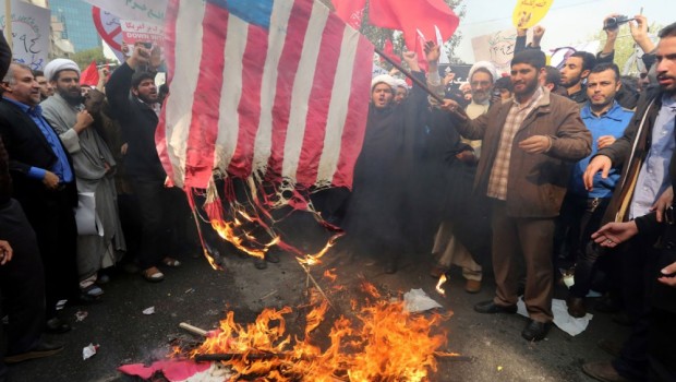 Redazione di Operai Contro, A 37 anni dall’assalto all’ambasciata Usa di Teheran, molti ‘studentì iraniani sono tornati oggi a manifestare davanti all’ex sede diplomatica, tra bandiere al rogo, ‘lapidazione di Satanà raffigurato nello Zio Sam, slogan e comizi anti-americani di vario genere. Non sono mancati slogan contro il presidente iraniano Hassan Rohani, accusato di eccessiva apertura nei confronti dell’Occidente.   Un lettore  