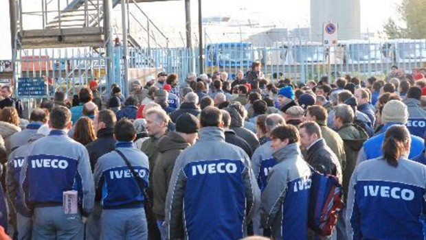 Caro Operai Contro, operai licenziati in tutti i settori sono ormai frequenti e ovunque. Sembra che, per chi non ne è coinvolto direttamente o con i propri parenti e amici, sia solo una brutta notizia da leggere in fretta, fare gli scongiuri e cambiare tema. Questo purtroppo è quella che sembra (?) essere un arida realtà. Anche dove gli operai vengono colpiti pesantemente con tanti licenziamenti collettivi, come i 140 dell’Iveco di Brescia, tiene banco un sindacalismo che anziché opporsi con la lotta, accetta supinamente il piano di ristrutturazione del padrone: 850 esuberi su 2mila operai, da allontanare con […]