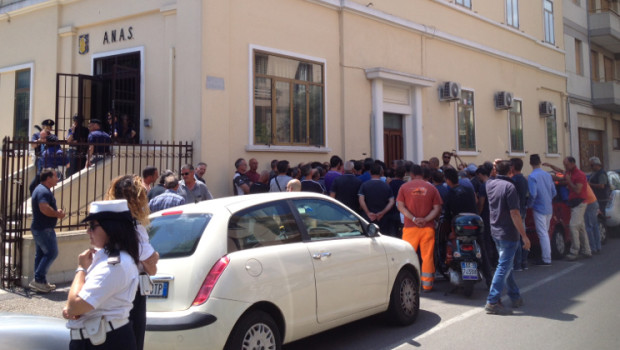 Redazione di Operai Contro Il dibattito politico che si sta sviluppando attorno alla vittoria di Trump in America, alla Brexit inglese, all’avanzata in tutta Europa dei nazionalisti e degli euroscettici, alla stessa battaglia per il referendum in Italia ma in generale sull’attuale situazione politica internazionale e nazionale ci riguarda da vicino. Veniamo chiamati in causa da più parti. Tra gli altri Ezio Mauro su L’Espresso titola:  “I dimenticati del nuovo secolo hanno fatto la rivoluzione. A destra, perché la sinistra non li ha voluti vedere. Uno shock epocale che […] riguarda tutti noi”. Ma, cosa non ha visto la […]