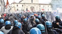 Redazione di operai contro, prima proibiscono il  corteo del No a Renzi, poi la polizia lo attacca manganellando. Ormai non è più la polizia dello stato è la polizia personale del gangster Renzi NO A RENZI    