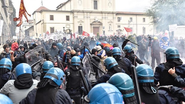 Redazione di operai contro, prima proibiscono il  corteo del No a Renzi, poi la polizia lo attacca manganellando. Ormai non è più la polizia dello stato è la polizia personale del gangster Renzi NO A RENZI    