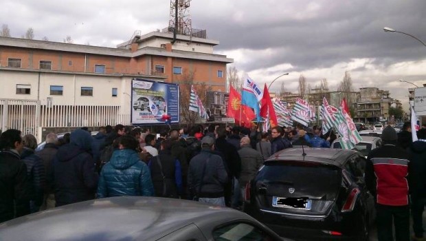 Redazione di Operai Contro, ormai è quasi un anno che i nostri salari arrivano in ritardo. Per farli arrivare dobbiamo bloccare la strada. Siamo più di 100 operai e tra cassa integrazione straordinaria e contratti di solidarietà il nostro salario è diminuito. L’azienda insiste con la necessità dei licenziamenti. Di fronte alle nostre proteste, su direttiva del padrone, polizia e carabinieri sono entrati in fabbrica e ci hanno intimato di uscire. Per evitare denunce siamo usciti. Ormai è chiaro che o i sindacalisti ci impongono gli accordi con il padrone o il padrone fa intervenire polizia e carabinieri. Ma […]