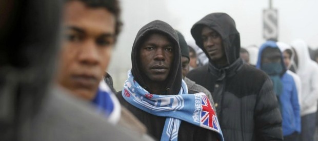 “Mi hanno dato scosse con il manganello elettrico, diverse volte sulla gamba sinistra, poi sulla gamba destra, sul torace e sulla pancia. Ero troppo debole, non riuscivo a fare resistenza e a un certo punto mi hanno preso entrambe le mani e le hanno messe nella macchina [per registrare le impronte digitali]”. Questa è la testimonianza di un ragazzo di 16 anni originario della regione sudanese del Darfur.Quella che segue invece, è di un uomo di 27 anni: a Catania gli agenti di polizia l’hanno picchiato e sottoposto a scariche elettriche, poi lo hanno fatto spogliare e lo hanno […]