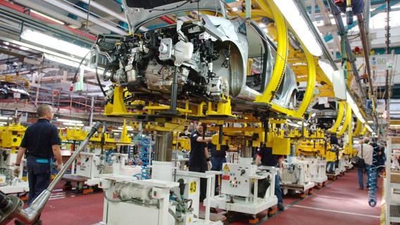 Redazione di Operai Contro, la Fiom di Torino firma tutto   ciò che vuole Marchionne  e canta vittoria. Dal 27 Settembre siamo in cds. La FIOM esulta gli operai in solidarietà passano da 2159 a 2027. Non è nessun miracolo di Landini. Gli operai in meno o si sono licenziati o sono stati trasferiti. Il contratto di solidarietà vuol dire un orario di lavoro ridotto del 50%. Del 50% si riduce il salario di noi operai. La Fiom canta vittoria? Per cosa? Per il salario che diminuisce del 50%? Intanto pur con l’avvio dei contratti di solidarietà 550 operai restano […]