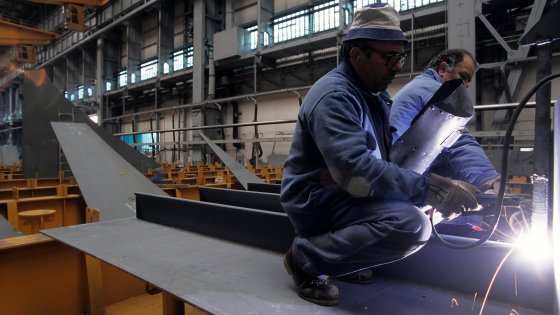 dalla Repubblica MONFALCONE. “Siamo stanchi, abbandonati. Il cambiamento c’è, ma in peggio. La rottamazione c’è stata, ma i nuovi sono peggiori dei vecchi. Il Pd ora mangia con i padroni, non ha tempo per parlare con i lavoratori. E noi siamo poveri”. E’ ancora buio, tira la bora, tre gradi sopra zero. La massa degli operai Fincantieri preme ai cancelli nel quartiere storico di Panzano. I “bisiachi”, a costruire le grandi navi, sono rimasti in pochi. Erano cinquemila, non arrivano a settecento. La mano d’opera, di appalto in subappalto, arriva da lontano: Bangladesh, India, Europa dell’Est, meridione d’Italia. Il […]