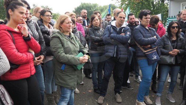 Redazione di Operai Contro, dopo quattro anni di concordato preventivo e gravosi sacrifici imposti dai sindacati agli operai e alle operaie al fine di salvaguardare l’occupazione e il destino dell’azienda, siamo al punto di prima. Lo scorso venerdì 18 novembre, presso il ministero dello Sviluppo economico, sindacati e rappresentanze sindacali sono state informate di un’offerta depositata per l’acquisto dell’intero Gruppo”. Un’offerta che avrebbe ridato secondo i sindacalisti “prospettiva e futuro a un’azienda che nella passata gestione (famiglia Novelli) aveva accumulato circa 120 milioni di debiti e nel 2012 era prossima al fallimento”.. Ma come al solito era una balla. […]