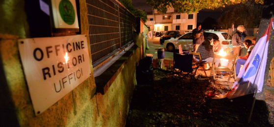 da inventati.org Pisa. Nell’ottobre del 2014 le Officine Ristori entrano in concordato di continuità con l’intenzione di licenziare 60 operai, causa mancanza di commesse da parte della Piaggio. In seguito ad una lotta di 20 giorni, gli operai ottengono una proroga degli ammortizzatori sociali per 2 anni. Dal 22 settembre al 2 ottobre 2016, gli operai delle Officine Ristori hanno presidiato i cancelli dell’azienda perché alla scadenza dei 2 anni sono stati riconfermati i 60 licenziamenti, con una chiusura totale a qualsiasi trattativa. Ma questi due anni non dovevano servire a trovare nuove commesse e certezze da parte della […]