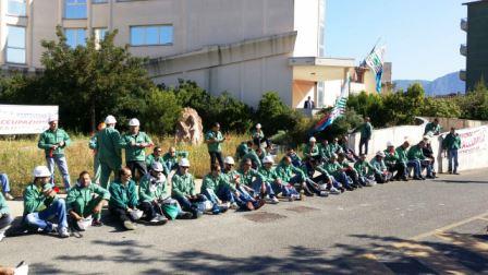 Caro Operai Contro, gli operai dell’Eurallumina hanno deciso di raddoppiare il loro rumoroso e blocca traffico presidio, davanti alla sede dell’assessorato regionale dell’Ambiente. Ci andranno due volte ogni settimana fino al 20 dicembre, data fissata (da confermare) per la Conferenza servizi per il riavvio dello stabilimento di Portovesme. All’incontro parteciperanno con l’assessore regionale all’Ambiente, Donatella Spano, 14 enti coinvolti nella procedura e una delegazione operaia con le Rsu. Martedì e giovedì sono i giorni fissati per il presidio bisettimanale. Partecipiamo e diffondiamo l’iniziativa, per allargare la cerchia della solidarietà. Saluti Sardi  