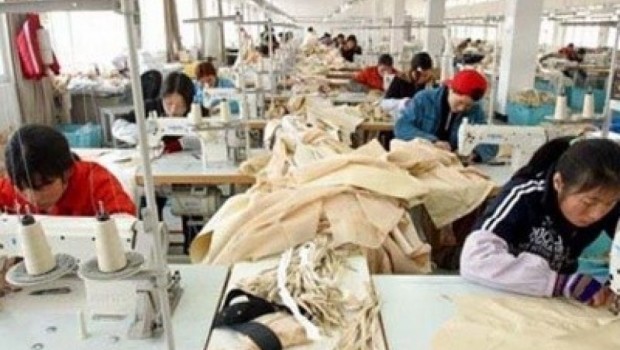 Redazione di Operai Contro, Dopo vent’anni torna a scioperare il settore-tessile abbigliamento. Il motivo è la rottura della trattativa tra sindacati e Smi-Confindustria per il rinnovo del contratto nazionale, scaduto lo scorso 31 marzo, che riguarda 420mila lavoratori in circa 50mila aziende. Il 90% sono donne. Filctem Cgil, Femca Cisl e Uiltec Uil hanno avviato la mobilitazione con 8 ore di sciopero. Dopo vent’anni e centinaia di fabbriche tessili chiuse e migliaia di operai licenziati, i sindacalisti fanno la voce grossa e riaprono i portafogli per i contributi ai sindacalisti. Forse i sindacalisti del settore temono di perdere il […]