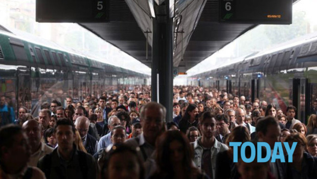 Caro Operai Contro, la lotta dei pendolari contro il disservizio delle ferrovie si estende anche nel padovano. Per placare gli animi arriva la promessa di elettrificazione della linea. Chi pensava che il binario unico e la mancata elettrificazione fossero solo nel meridione d’Italia deve ricredersi. Saluti da Padova   Vi mando un articolo del Mattino di Padova. Treni, proteste dei pendolari dell’Alta: “Ritardi continui” Continui disservizi nei convogli diretti dal cittadellese a Padova: “La Regione Veneto non ci risponde e bisognerebbe tornare al biglietto regionale valido 30 giorni” Continui ritardi, i pendolari dell’Alta Padovana insistono nel denunciare il disservizio. […]