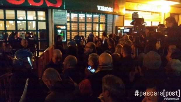 Caro Operai Contro, Renzi il provocatore accolto anche a Pescara a suon di fischi e urla si è presentato strafottente dicendo: «Felicissimo di essere a Pescara e in Abruzzo». Renzi si è diretto “al Porto turistico dove, accompagnato dal presidente della Regione Abruzzo, Luciano D’Alfonso, ha incontrato e pranzato con gli imprenditori della regione”. I padroni son ben contenti di offrire il pranzo all’artefice dei licenziamenti facili, dell’abolizione della giusta causa nel licenziamento, del Jobs act e dei voucher. A pranzo con i padroni, e fuori le stesse divise che abbiamo visto in azione a Firenze, Bologna, ecc. ecc. […]