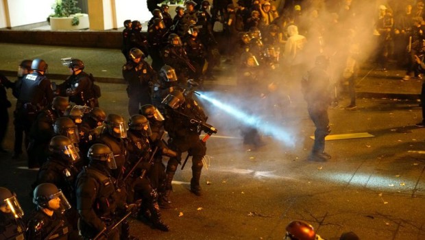 Redazione di Operai Contro, le manifestazioni contro l’elezione di Trump negli USA sono la dimostrazione più evidente che la democrazia e il sistema delle elezioni è solo la dittatura dei padroni. I manifestanti non chiedono la Clinton per presidente, come vorrebbero farci credere i giornali occidentali. Per adesso i manifestanti sono contro Trump. I due maggiori partiti USA sono a favore delle elezioni. I sindacati USA sono favorevoli alla elezione di Trump. Le manifestazioni sono la dimostrazione che è tempo di una organizzazione operaia negli USA. Saluti Cronaca ANSA Circa 200 persone sono state arrestate a Los Angeles nella […]