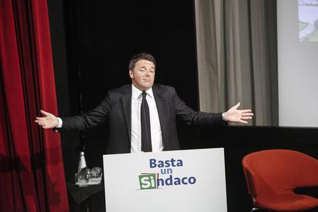 Redazione di Operai Contro, Il ganster Renzi viaggia a testa alta. Per un servo dei padroni è una giusta affermazione. Facciamogli abbassare la testa votando NO. Ora il gangster Renzi si paragona a Trump. Votiamo NO contro chi ha dato ai padroni la liberta di licenziare un amico