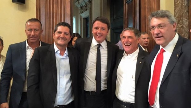 sa popoff «Non si tratta di discutere se 92 euro di aumento siano tanti e pochi. Per il semplice motivo che non sono 92, non sono certi e non sono per tutti», centinaia di delegati Fiom smentiscono l’entusiasmo di Landini per il nuovo contratto dei metalmeccanici e inorridiscono ai sorrisi delle photo opportunity per la ritrovata unità con Fim e Uilm. Infatti si arriva a tale cifra solo sommando 51 euro di aumenti salariali al resto delle misure di welfare aziendale (7,69 euro di aumento sulla previdenza, 12 sulla sanità, 13,6 di welfare, per un totale di 85 euro […]