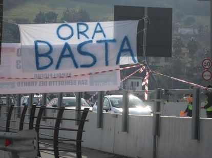 Caro Operai Contro, esalazioni letali che uccidono operai a gruppi. Quante volte è successo? Stavolta è toccato a tre operai a Messina mentre stavano ripulendo un serbatoio di una nave traghetto. Poletti ministro del lavoro si è affrettato a dichiarare che bisogna: “Intensificare l’impegno per la prevenzione degli infortuni”. La puntuale promessa mentre operai singoli o a gruppi vengono avvelenati dai fumi tossici, o dalla reazione che questi sprigionano soprattutto in caso di scintille. Quante volte è successo? “Tragedie che non si possono più ripetere”, assicura Mattarella. Una promessa ricorrente ogni volta che gli operai perdono la vita sul […]