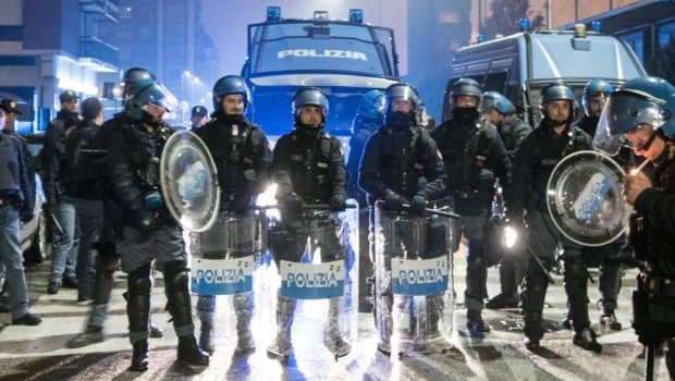 Redazione di Operai Contro,  gli emigranti, che a Torino occupano le palazzine semidistrurre dell’ex villaggio olimpico, sono in rivolta. L’accoglienza dei padroni italiani  è la miseria, l’esercito e la polizia. La tecnica ricorda le aggressioni fasciste contro gli operai. Una squadraccia di razzisti lancia potenti bombe carta contro gli immigrati. Gli immigrati, giustamemnte, reagiscono. La Polizia fronteggia gli emigranti. In appoggio alla polizia saranno inviati uomini dell’esercito. Il giornale dei padroni La Stampa, tenta di presentare l’azione dei razzisti contro gli immigrati come un’azione di tifosi del calcio. Il giornale dei padroni è abituato a difendere i padroni e […]