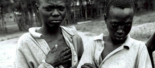 dal fatto quotidiano La Chiesa Cattolica del Ruanda chiede pubblicamente scusa per il ruolo svolto nel genocidio del 1994, dove quasi un milione di persone vennero brutalmente uccise. “Chiediamo scusa per tutti gli errori commessi. Siamo costernati dal fatto che appartenenti alla chiesa abbiano violato il proprio giuramento con Dio”, recita un comunicato dei vescovi ruandesi. Nel documento si ammette che elementi della chiesa hanno pianificato, aiutato e posto in essere il genocidio, nel quale oltre 800.000 persone di etnia Tutsi e alcuni moderati Hutu vennero massacrati dagli estremisti Hutu. Molte delle vittime vennero uccise nelle chiese dove avevano trovato […]