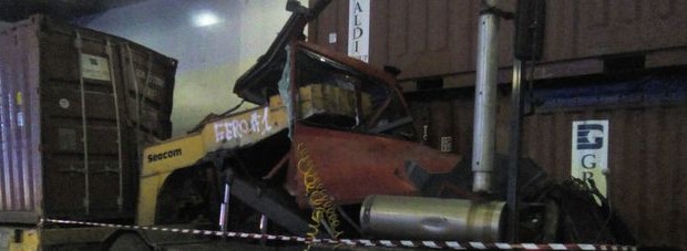 Redazione di Operai Contro, Durante le operazioni di scarico di una nave della Grimaldi, un operaio di 36 anni Lino Trezza di Salerno è stato vittima di un incidente sul lavoro. L’operaio, dipendente della cooperativa Flavio Gioia, era intento nelle operazioni di scarico ed è stato travolto da una rampa crollata sul suo mezzo.  L’operaio è stato travolto durante le operazioni di spostamento del carico mentre era a bordo del mezzo di lavoro sotto gli occhi atterriti dei compagni che non hanno potuto fare nulla. L’operaio salernitano è morto sul colpo. Dopo ogni assassinio i sindacati promuvono picole proteste. […]