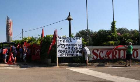 Redazione di Operai Contro, il salumificio Scarlino di Taurinova (Lecce) annuncia 59 licenziamenti su un totale di 92 dipendenti. I licenziamenti erano già stati annunciati 11 ottpobre 2016. Il sindacato non ha fatto niente dall’ottobre. Oggi la Flai-CGIL protesta e chiede il solito tavolo Basta noi operai siamo sicuri che al tavolo la FLAI si metterà d’accordo per un nostro licenziamento dolce Un Operaio di Scarlino  