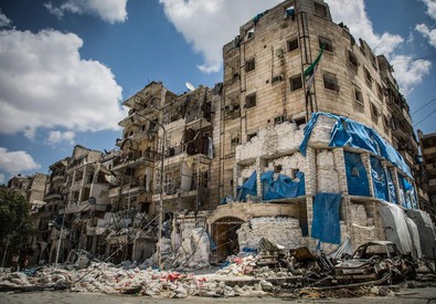 Redazione di Operai Contro, gli imperialisti russi e i loro mercenari ( soldati siriani, soldati Iraniani, Hezbollah libanesi,) annunciano ai padroni occidentali di aver liberato Aleppo. La sollita menzogna. 4 anni di assedio 40 mila morrti e 300 mila civili pronti per essere macellati.Questo è il prezzo della liberazione L’ambasciatore dei padroni Russi all’ONU ha affermato che i civili sono sotto la protezione del dittatore Assad. Ma secondo l’Alto commissario Onu per i diritti umani, Zeid Al Hussein, che ha esortato il mondo ad ascoltare “il pianto delle donne e dei bambini terrorizzati e macellati ad Aleppo”, molti civili […]