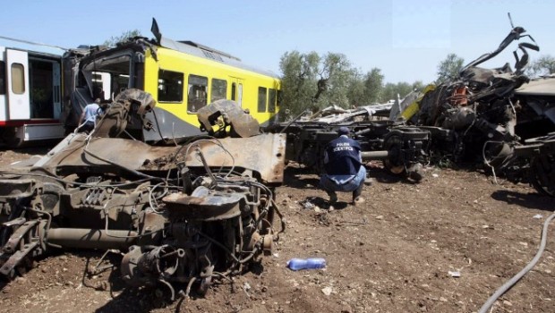 Redazione di Operai Contro, in Italia la sicurezza è al servizio dei padroni. Lo scorso luglio lo scontro tra Corato-Andria provoco 23 morti e 50 feriti. Ora i giudici hanno scoperto che Il blocco telefonico era talmente obsoleto da doversi considerare “quantomeno in contrasto con la normativa in vigore”. Tanto che l’Agenzia sulla sicurezza ferroviaria si rifiutò di occuparsi delle tratte in cui è attivo, mettendolo nero su bianco. Secondo la procura di Trani, quel modo “obsoleto e non sicuro” di far viaggiare i treni – con i due capistazione che dialogano con i colleghi delle stazioni più vicine […]