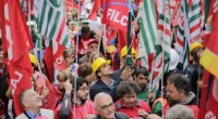Il nostro giudizio sull’ipotesi d’accordo firmata da Fim Fiom e Uilm per il ccnl dei metalmeccanici Il giudizio del sindacatoaltracosa in FIOM sull’ipotesi d’intesa raggiunta per il contratto nazionale dei metalmeccanici è totalmente negativo. Non solo infatti si introduce per la prima volta un aumento non certo ma meramente ipotetico del salario al momento della stipula. Se anche l’ipotesi previsionale fosse confermata, l’aumento in questione sarà di soli 51,7 euro sui minimi in 4 anni, ovvero quasi la metà di quanto stipulato da pressoché tutte le altre categorie della Cgil. Peraltro, gli aumenti saranno dati con enorme ritardo, sei […]